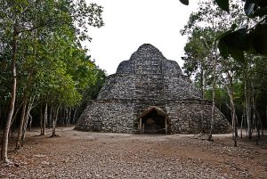 Oval_Temple_Coba